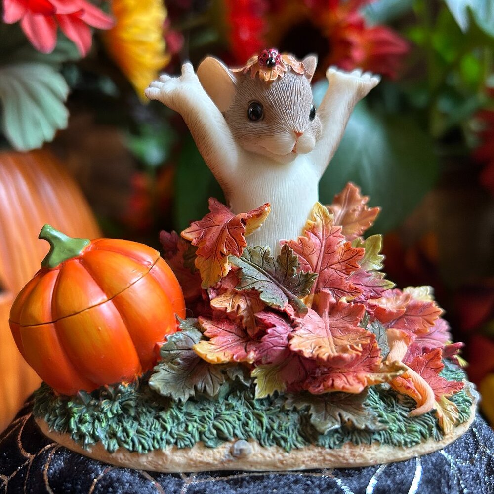 Charming Tails Halloween Figurine: “I’ve Fallen For You” (85/521)